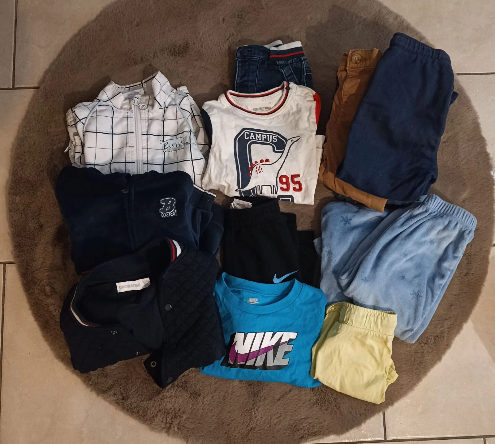 Lot de 14 vêtements idéale revendeur ou non en taille 24 mois